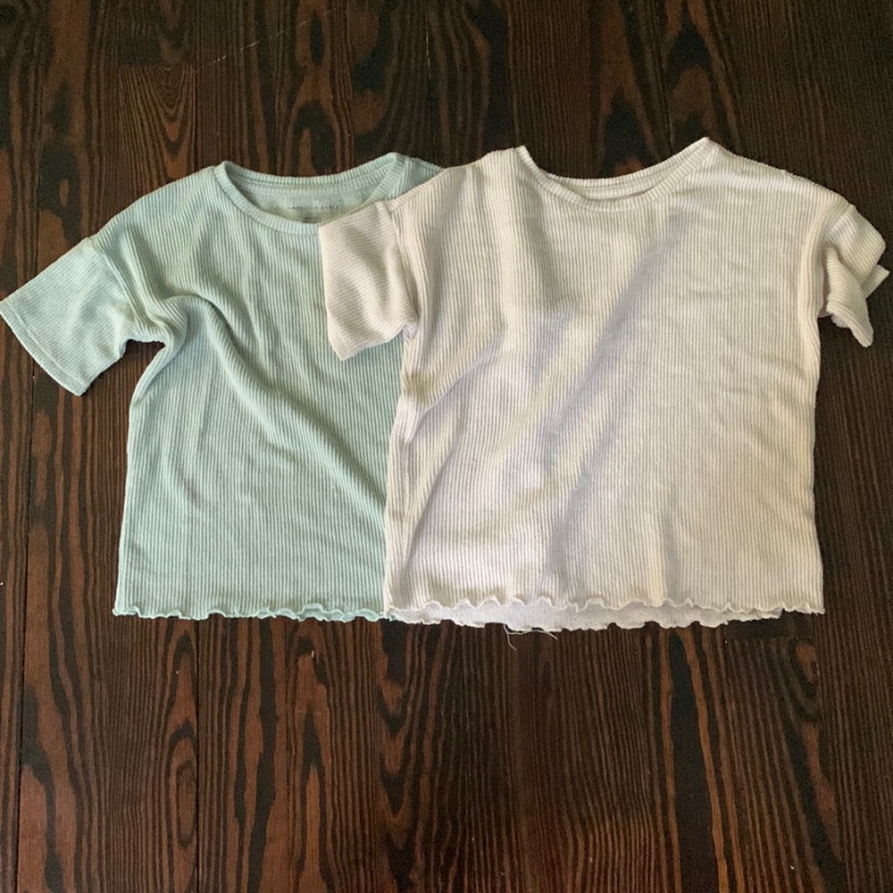 2 AMERICAN EAGLE T SHIRTS GREEN AND CRÈME XS